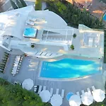 White Nueva Andalucia * מארבלה
